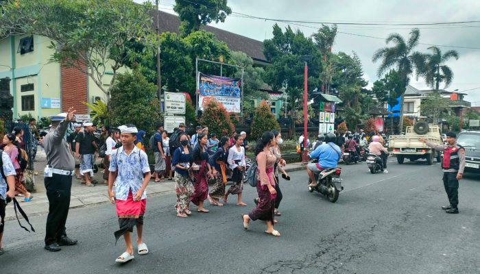 Bubaran Anak Sekolah, Personil Polsek Bangli Laksanakan Pengaturan Di Depan SMP N 1 Bangli
