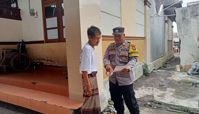 Antisipasi Curanmor, Bhabinkamtibmas Polsek Denpasar Barat Pasang Stiker Himbauan
