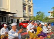 Mencintai Kearifan Lokal Polsek Denpasar Barat Menggelar Persembahyangan Piodalan Tumpek Landep