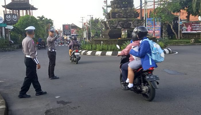 Wujud Pelayanan Masyarakat di Pagi Hari, Personil Polsek Bangli Laksanakan Pengaturan Arus Lalulintas