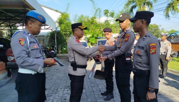 Kapolsek Dentim Serahkan Peralatan SAR Terbatas dalam Apel Jam Pimpinan untuk Antisipasi Cuaca Ekstrem