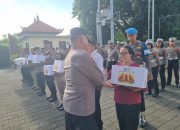 Personil Polres Bandara Ngurah Rai Terima Bingkisan Nyepi dari Kapolda Bali 8 Personil Polres Bandara Ngurah Rai Terima Bingkisan Nyepi dari Kapolda Bali