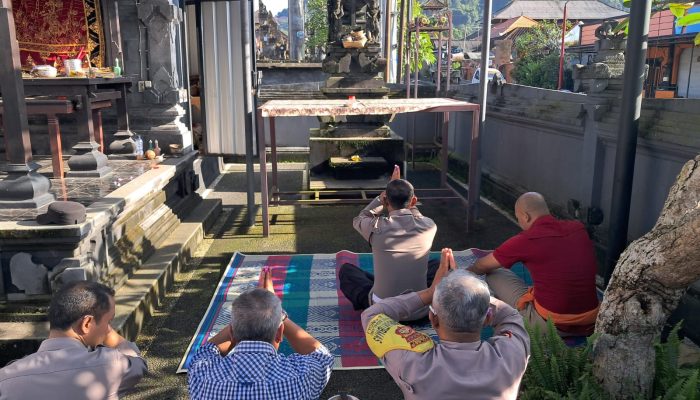 Tingkatkan Ketaqwaan, Personil Polsek Bangli Laksanakan Persembahyangan Bersama