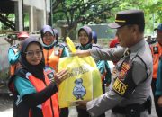 Polres Bandara Berikan Bantuan Sembako kepada Petugas Kebersihan 5 Polres Bandara Berikan Bantuan Sembako kepada Petugas Kebersihan