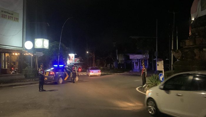 Sat Samapta Laksanakan Gatur dan Pergelaran Blue Light Randis R4 di Pusat Keramaian Malam Di Kota Bangli Demi Kenyamanan Dan Kelancaran Arus Lalu lintas Pada Malam.