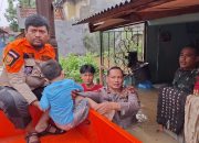 TNI-Polri Bantu Evakuasi Korban Banjir 1,5 Meter yang Mau Cuci Darah 15 TNI-Polri Bantu Evakuasi Korban Banjir 1,5 Meter yang Mau Cuci Darah