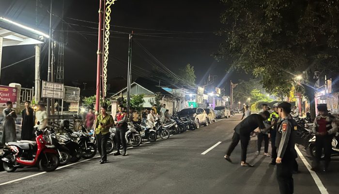 Personil Polsek dan Polres Bangli Lakasnakan Pengamanan Kegiatan Ibadah Sholat Taraweh di Masjid Agung Bangli