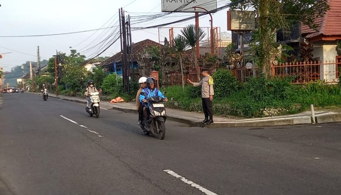 Antisipasi Kegiatan Masyarakat di Pagi Hari, Personil Polsek Bangli Laksanakan Pengaturan Arus Lalulintas