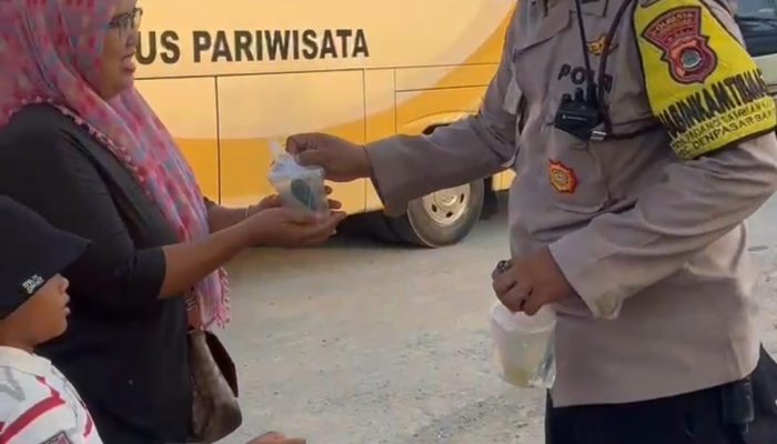 Berbagi Dengan Sesama, Polsek Denbar Polresta Denpasar Berikan Takjil Gratis Untuk Berbuka Puasa