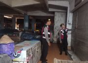 Kamtibmas Pada Malam Hari, Personil Samapta Polres Bangli Lakukan Patroli Malam di Areal Pertokoan Pasar Kidul Bangli