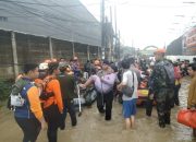 Brimob Sebar Ratusan Anggota ke Titik Banjir Jabodetabek, Evakuasi Anak-Lansia