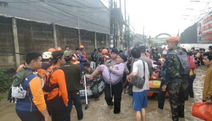 Brimob Sebar Ratusan Anggota ke Titik Banjir Jabodetabek, Evakuasi Anak-Lansia