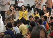 Polri Bersama Mahasiswa Beri Trauma Healing ke Korban Banjir Ciliwung