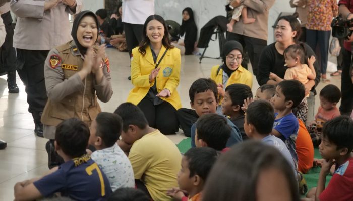 Polri Bersama Mahasiswa Beri Trauma Healing ke Korban Banjir Ciliwung