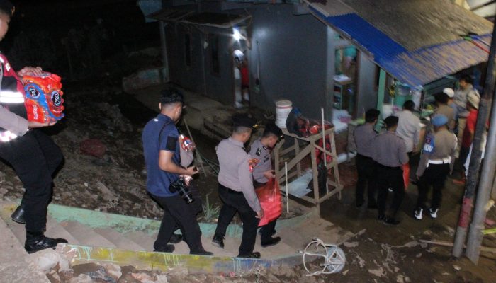 Korps Sabhara Polri Terjunkan Watergen dan Dapur Lapangan untuk Bantu Warga Terdampak Banjir di Rawajati