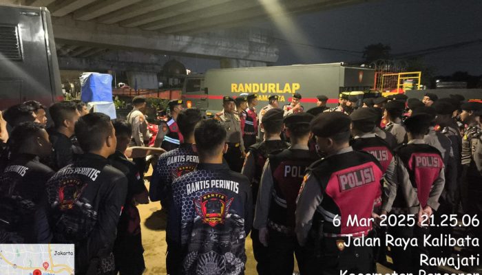 Dirikan Dapur Lapangan, Polri Bagikan 500 Porsi Makanan untuk Korban Bajir Rawajati
